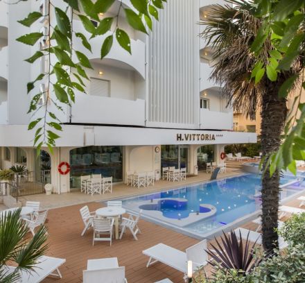 Почивка в ИТАЛИЯ - РИМИНИ, хотел Vittoria 4* - със самолет и обслужване на български език! Специална ваканционна програма за над 55 годишни & Приятели! Гарантирани места!